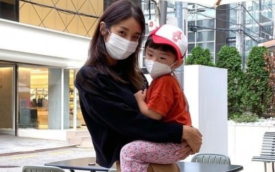 '52kg' 김빈우, "가족과 함께" 압구정 나들이…누가 애둘맘으로 보겠어 [TEN★]