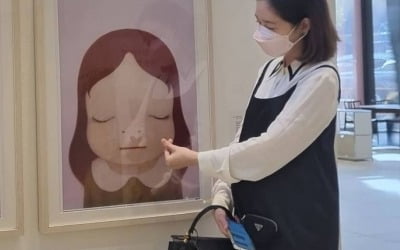 '쌍둥이 임신' 성유리, D라인 "살짝 보여"…명품백 메고 그림 전시회서 태교 [TEN★]