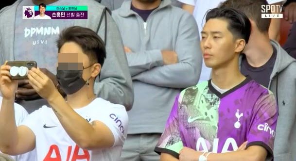 손흥민의 경기를 관람 중인 배우 박서준(오른쪽)/ 사진=SPOTV 중계화면 캡처