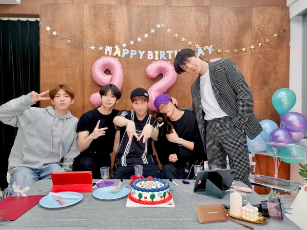 몬스타엑스, '♥몬베베' 위해 온택트 생일 파티 개최 "여섯 번째 생일 축하해"
