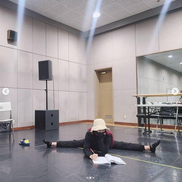 오정연, 다리를 180도 찢고 대본 연습중...역시 발레 전공자[TEN★]