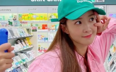 '연매출 25억 남편♥' 이시영, 대걸레질도 남다르네…점프 슈트로 힙하게 [TEN★]