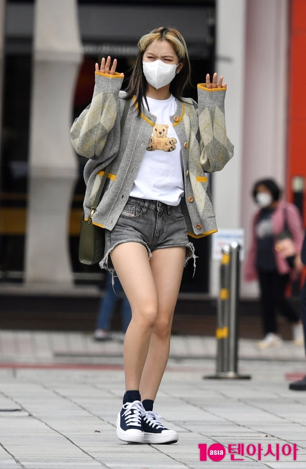 [TEN 포토] 있지 류진 '위는 가을 아래는 여름'
