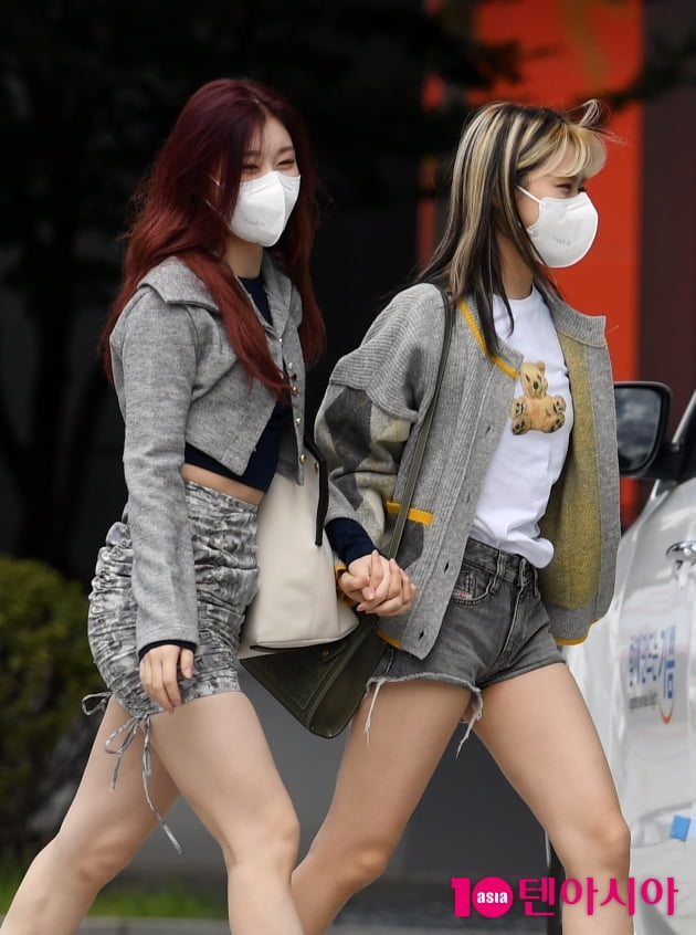 [TEN 포토] 있지 류진-채령 '두 손 꼭 잡고 다정하게'