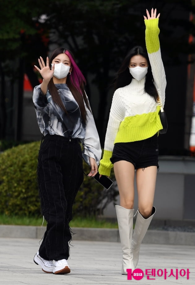 [TEN 포토] 있지 예지-유나 '시선 사로잡는 출근길'