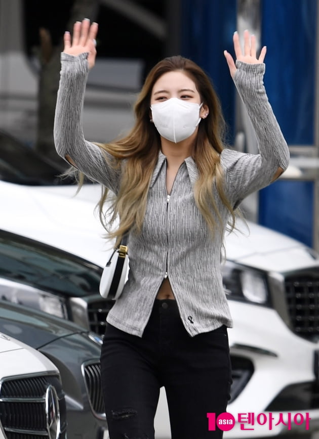 [TEN 포토] 있지 리아 '개미허리+배꼽 노출'