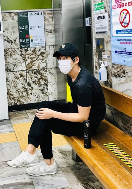 장근석, 7호선 전철 탄 한류스타…'잘생김' 걸렸네 [TEN★]