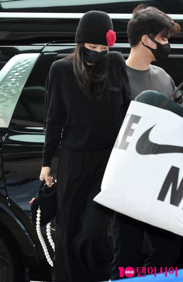 [TEN 포토] 블랙핑크 제니 '시크한 블랙+레드 꽃으로 장식한 비니'