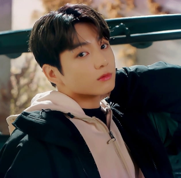 방탄소년단 정국 착용 자켓, 8시간 연속 실시간 베스트셀러 상품 1위...비교불가 '정국 효과' 위력