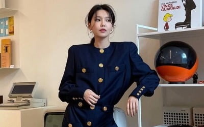 '정경호♥' 최수영, 명품B사 파워숄더로 완성한 직각 어깨…이민정도 "빵 터졌네" [TEN★]