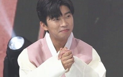 임영웅, 한복이 잘 어울리는 트로트 스타 1위…'몽룡이 저리 가라' 할 꽃도령 자태