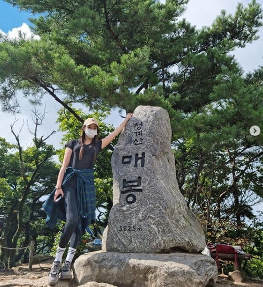 정유미, ♥강타와 등산 데이트?…군살 제로 우월한 레깅스 핏 [TEN★]
