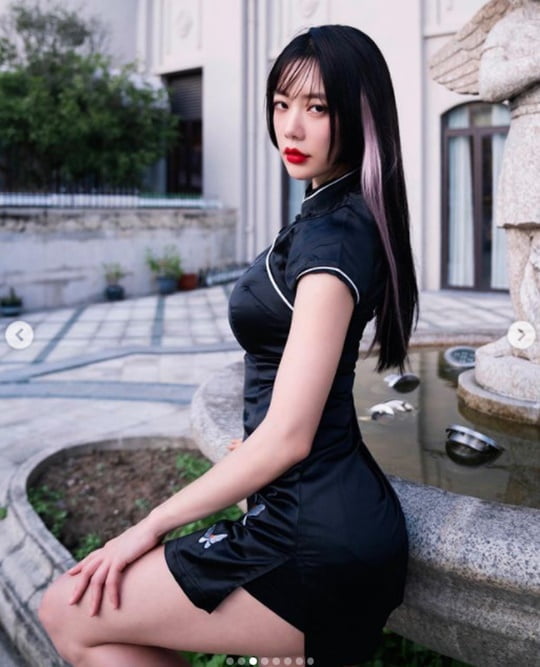 클라라, 밀착 치파오로 아찔한 볼륨감 과시 [TEN★]
