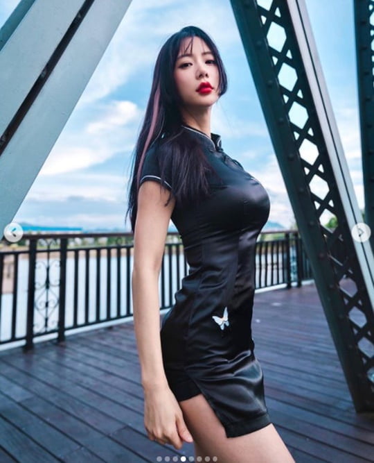 클라라, 밀착 치파오로 아찔한 볼륨감 과시 [TEN★]