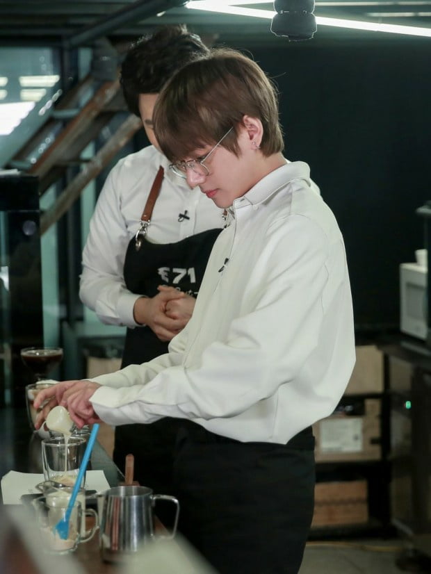 방탄소년단 뷔, "커피 광고가 어울리는 남돌" 1위에 등극