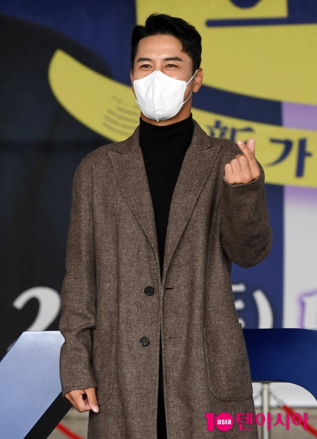 [TEN 포토] 장민호 '멋쁨 넘치는 하트'