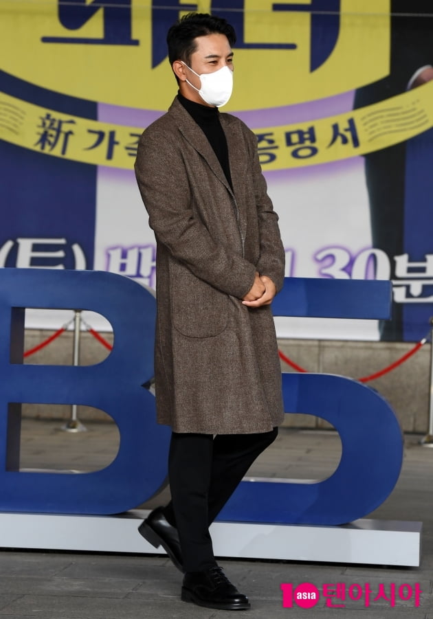 [TEN 포토] 장민호 '롱코트 입고 영화속 한 장면처럼'