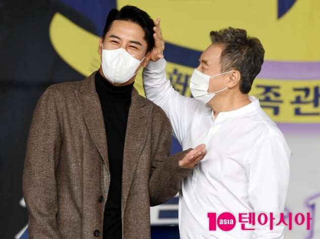 [TEN 포토] 장민호-김갑수 '우리 아들 쓰담쓰담'