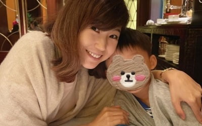 '홍콩 부촌 거주' 강수정, 5성급호텔 인증샷에 "협조 안 해주는 아들" 투덜투덜 [TEN★]