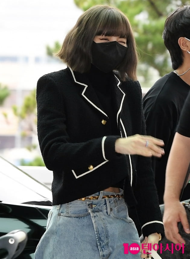 [TEN 포토] 블랙핑크 리사 '팬들 보고 하회탈 웃음'