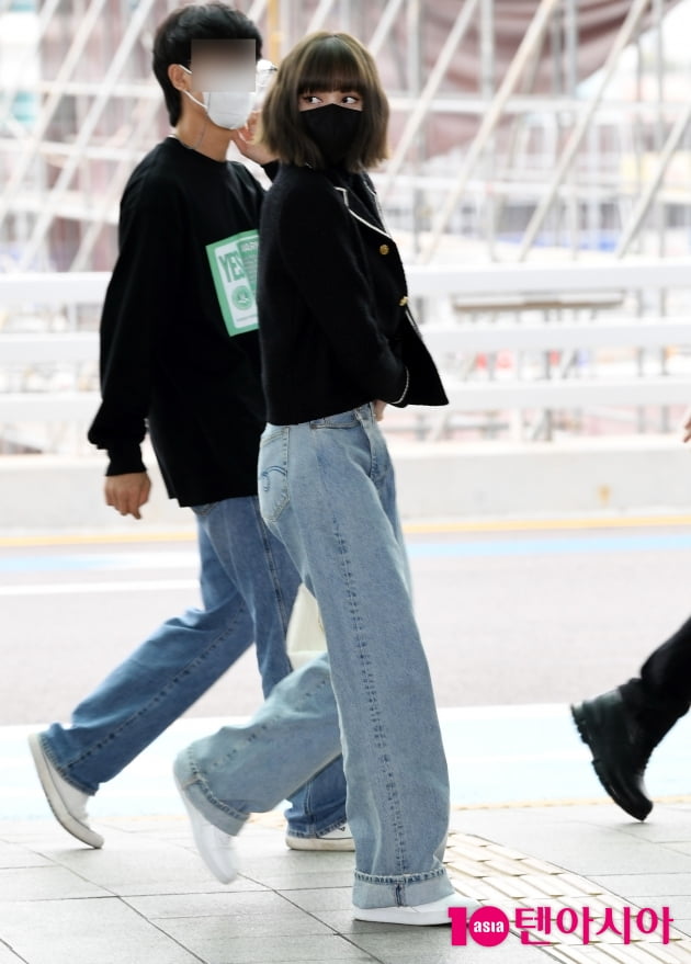 [TEN 포토] 블랙핑크 리사 '단화 신어도 완벽한 비율'