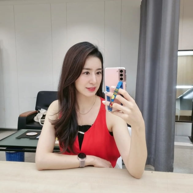 '주진모 11살 연하♥' 민혜연, 빨간 민소매 입고 병원 진료 "아직도 더워" [TEN★]
