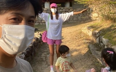 '연하 사업가♥' 김빈우, 52kg 애둘맘의 젓가락 각선미…핑크 숏팬츠로 여행룩 완성 [TEN★]