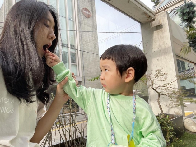 '이필모♥' 서수연, 청담 명품거리서 고양이놀이 하는 아들에 "냐옹이 낳은 건 아냐" [TEN★]