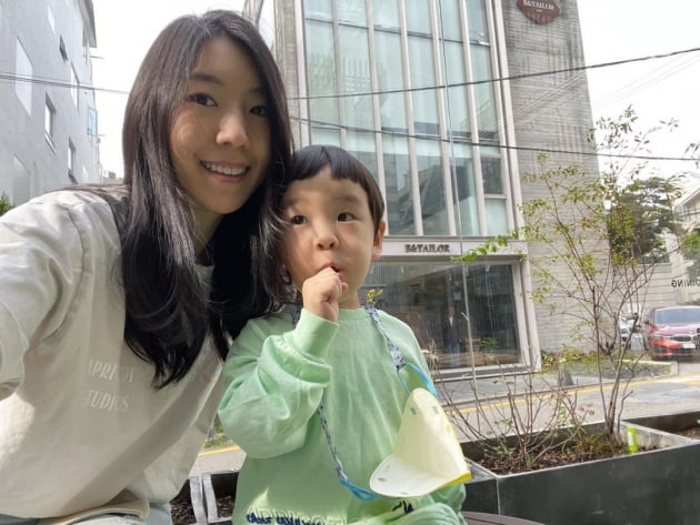 '이필모♥' 서수연, 청담 명품거리서 고양이놀이 하는 아들에 "냐옹이 낳은 건 아냐" [TEN★]
