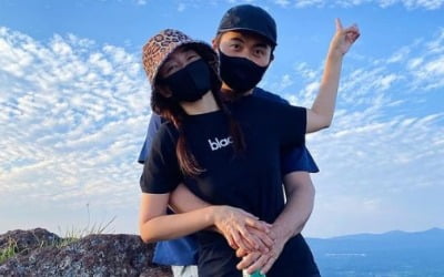 '억대 CEO' 진재영, ♥4살 연하 골퍼와 등산 백허그 "가장 행복한 순간" [TEN★]