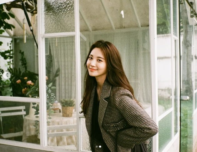 유라, 가을햇살에 더해진 이쁨...명품 미모[TEN★]