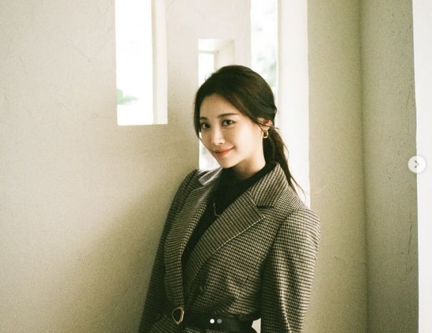 유라, 가을햇살에 더해진 이쁨...명품 미모[TEN★]