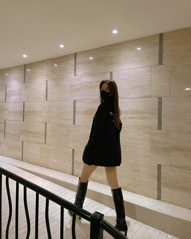 '41세 애둘맘' 정시아, 롱부츠 신고 모델 턴+각선미 "여름 옷 정리해야겠다" [TEN★]