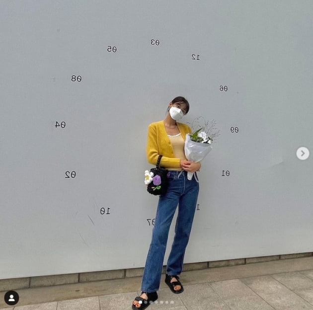 설현, 꽃 기죽이는 미모....마스크가 커보이는 작은얼굴[TEN★]