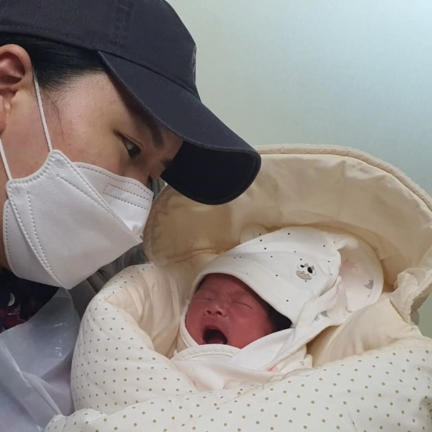 '삼둥이맘' 황신영 "드디어 둘째 셋째 만나, 감격의 눈물…첫째는 아직 니큐" [TEN★]
