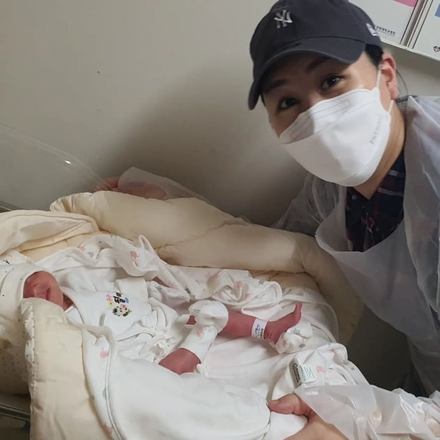'삼둥이맘' 황신영 "드디어 둘째 셋째 만나, 감격의 눈물…첫째는 아직 니큐" [TEN★]