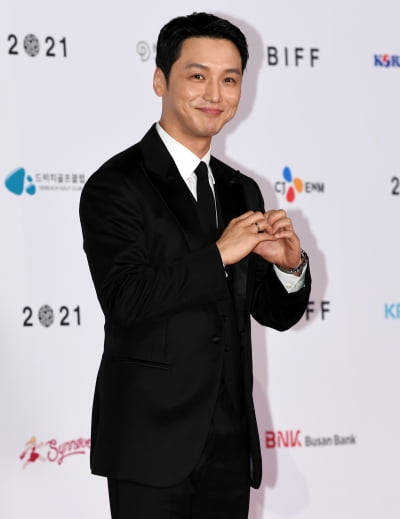 [TEN 포토] 변요한 '보조개 미소와 하트는 덤'(BIFF)