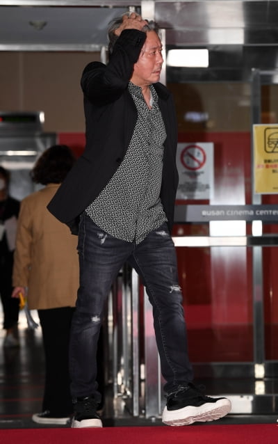 [TEN 포토] 최민식 '강렬한 포스로 등장'