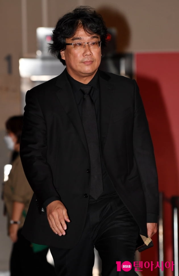 [TEN 포토] 봉준호 감독 '그림자 마저 멋짐'(BIFF)