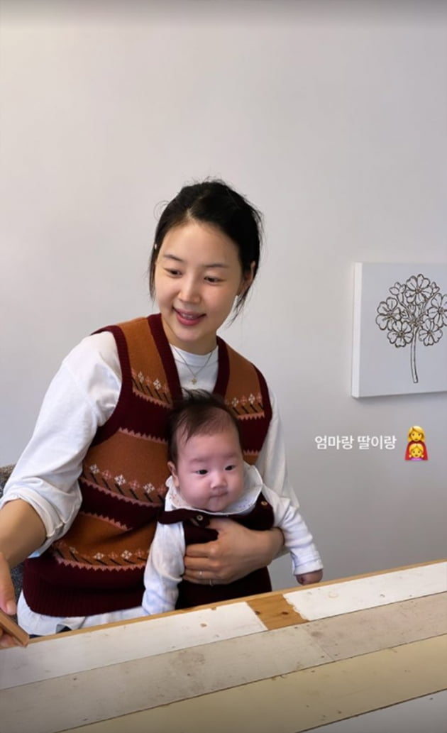 '검사♥' 한지혜, "엄마랑 딸이랑" 점점 더 닮아가는 모녀…딸 출산 후 첫 가을 [TEN★]