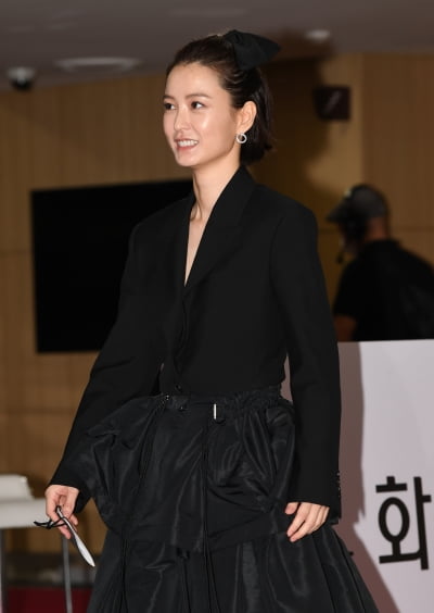 [TEN 포토] 정유미 '시크한 블랙+꽃미소는 덤'