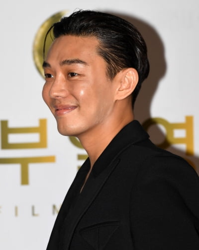 [TEN 포토] 유아인 '이 미소에 빠져든다'