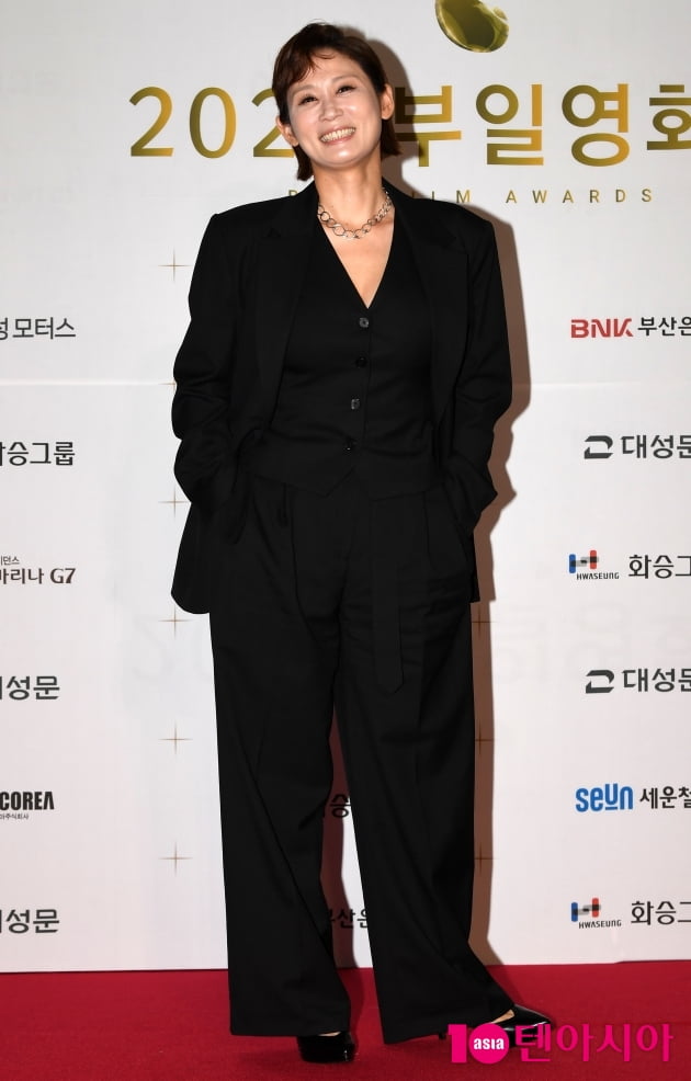 [TEN 포토] 김선영 '멋스러운 오버핏 수트'