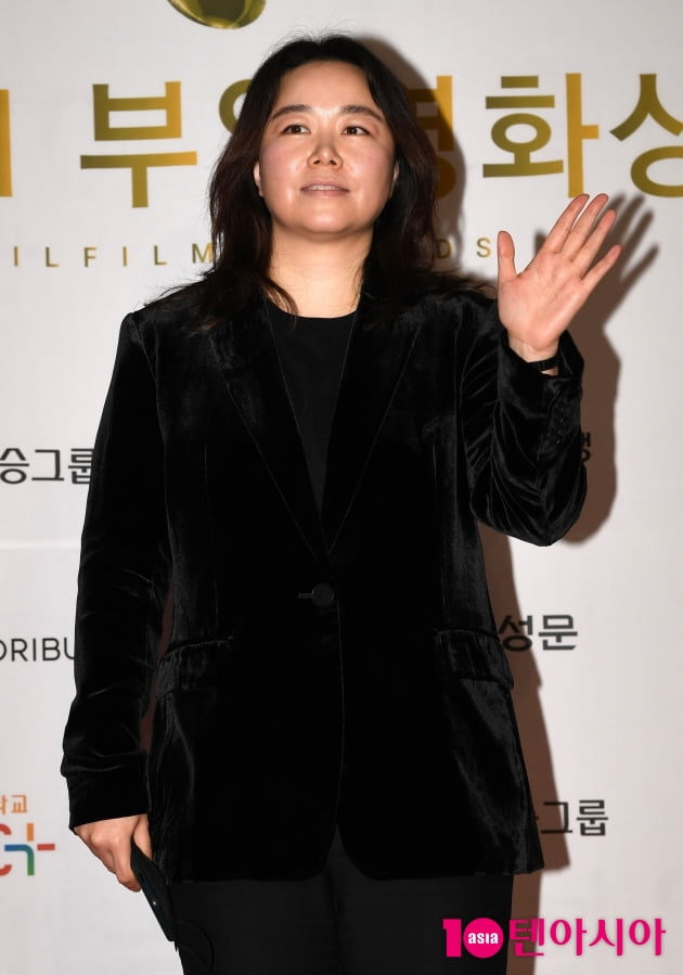 [TEN 포토] 홍의정 감독 '포토타임은 어려워'