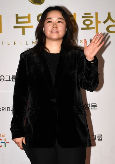 [TEN 포토] 홍의정 감독 '포토타임은 어려워'
