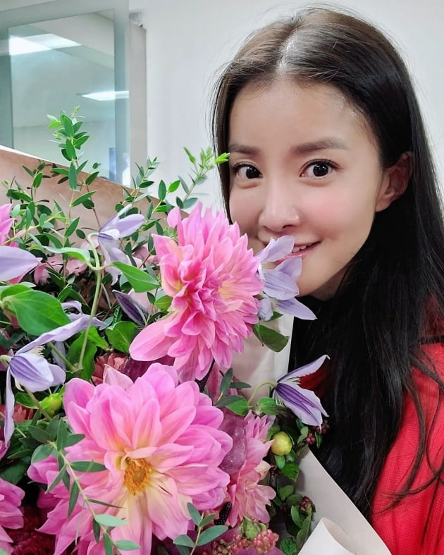 '사업가♥' 이시영, 명품D사 옷 입고 고기 썰다 C사 선물 인증…행복 "week" [TEN★]