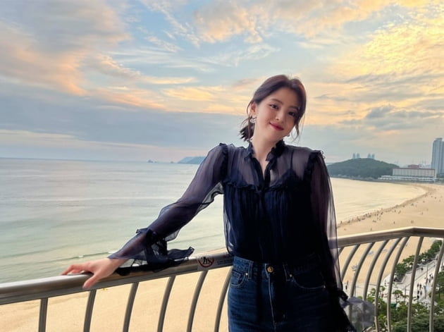 '10kg 벌크업' 한소희, 청순美 그대로…부산 해운대보다 빛나는 미모 [TEN★]