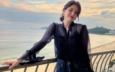 '10kg 벌크업' 한소희, 청순美 그대로…부산 해운대보다 빛나는 미모 [TEN★]