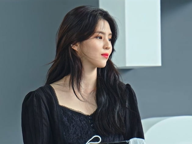 '10kg 벌크업' 한소희, 청순美 그대로…부산 해운대보다 빛나는 미모 [TEN★]