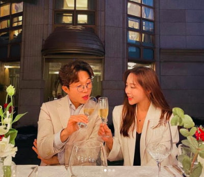 이솔이♥박성광' 약혼식, 샴페인·로맨틱…영화같네 [TEN★]